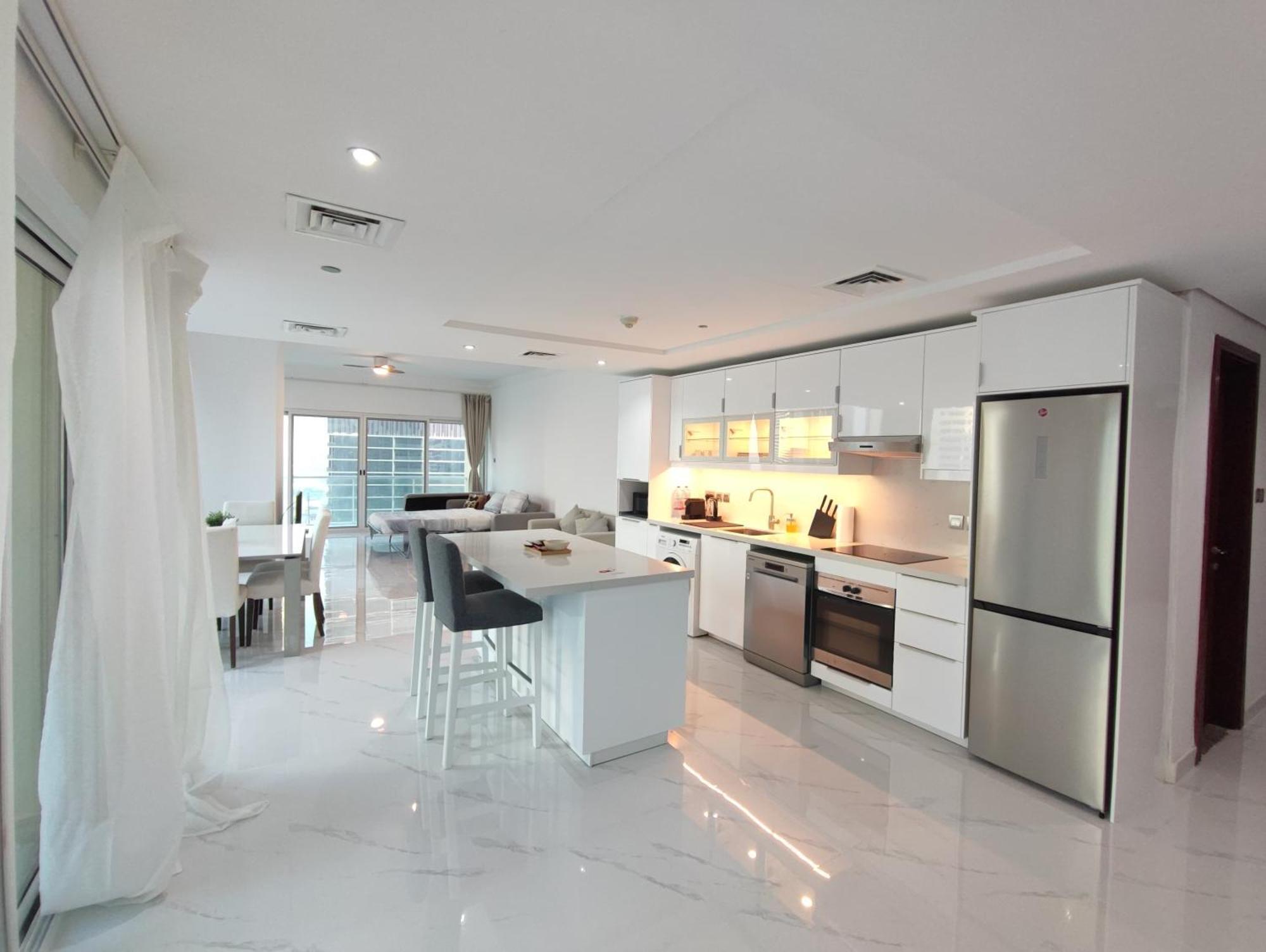 One Bedroom Apartment With Pool & Gym Near Marina Dubai Bagian luar foto