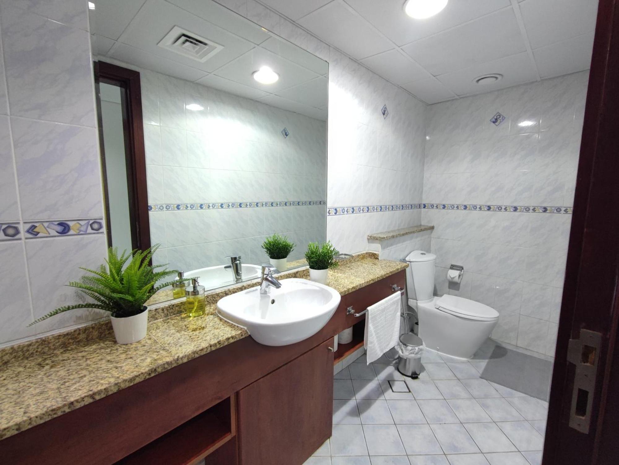One Bedroom Apartment With Pool & Gym Near Marina Dubai Bagian luar foto