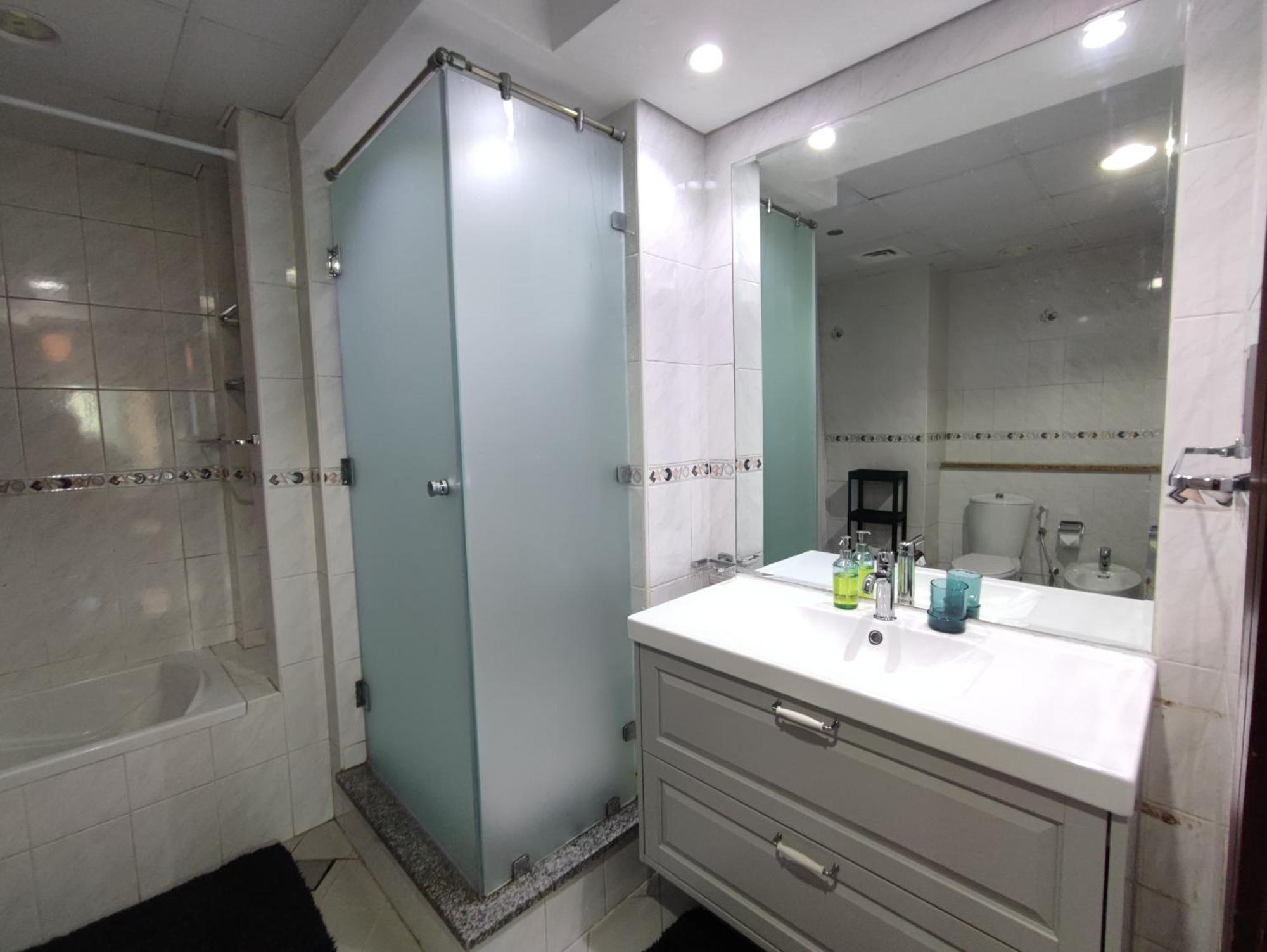 One Bedroom Apartment With Pool & Gym Near Marina Dubai Bagian luar foto