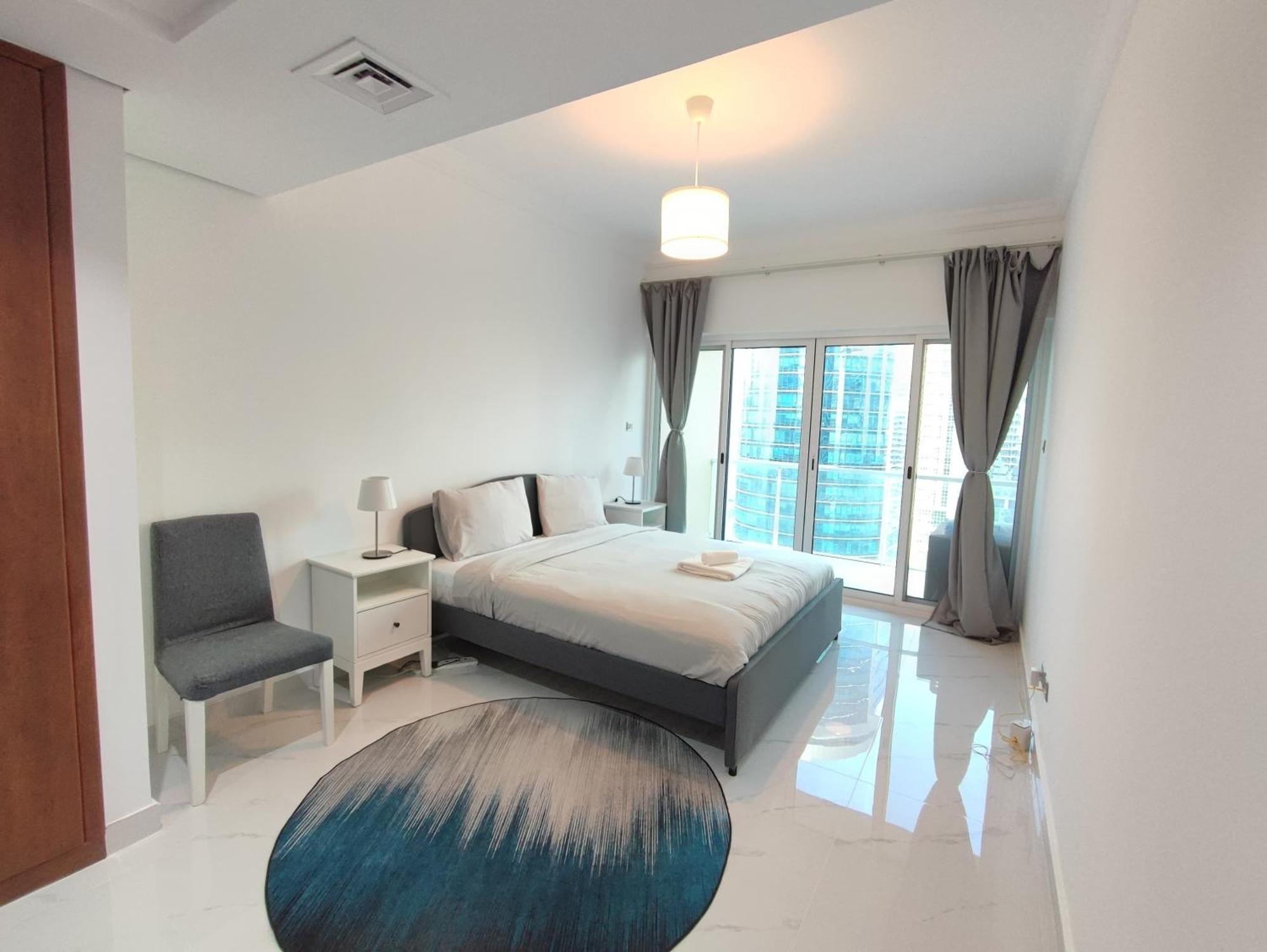 One Bedroom Apartment With Pool & Gym Near Marina Dubai Bagian luar foto