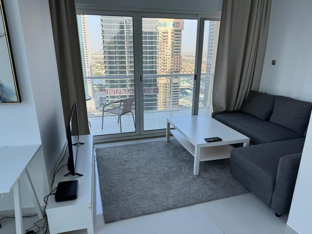 One Bedroom Apartment With Pool & Gym Near Marina Dubai Bagian luar foto